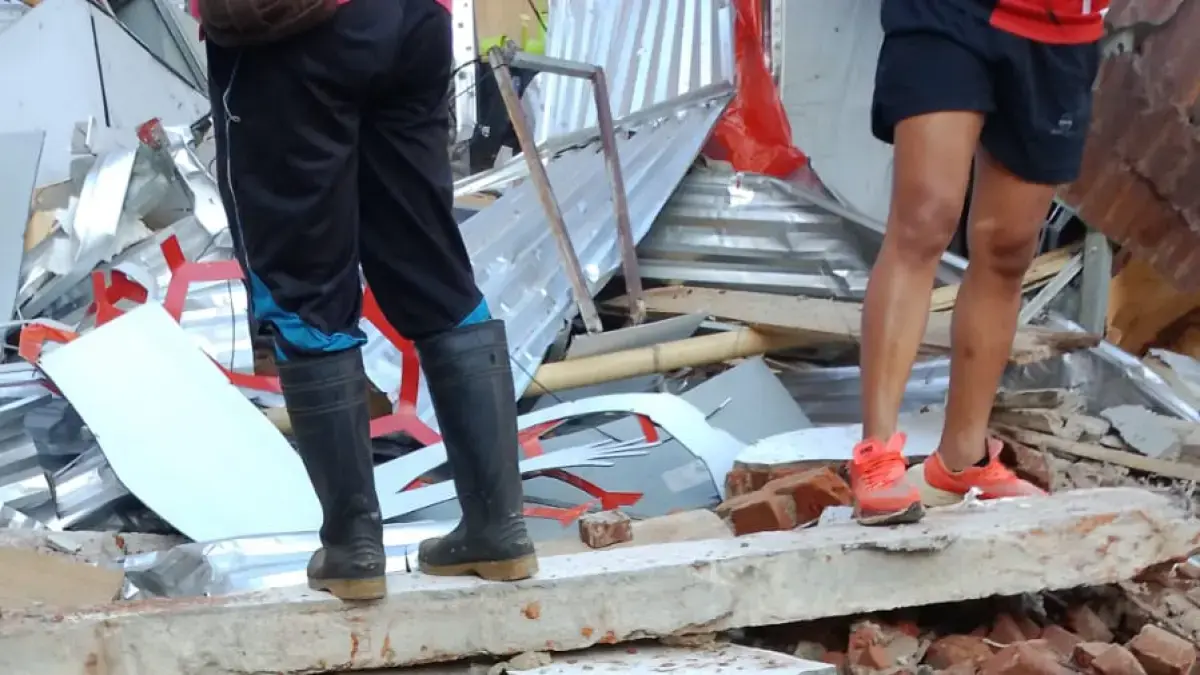 RERUNTUHAN: Salah satu korban di reruntuhan gempa Sulut, Kamis (2/4/2026).(FOTO: NETIZEN GROUP WA/RADAR PALU)