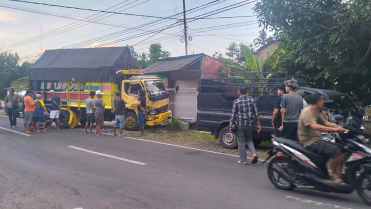 SAMA-SAMA RUSAK: Dua kendaraan yang terlibat kecelakaan di Desa Tampo, Kecamatan Cluring, Rabu sore (1/4). (AKP Putu Ardana for Radar Banyuwangi)