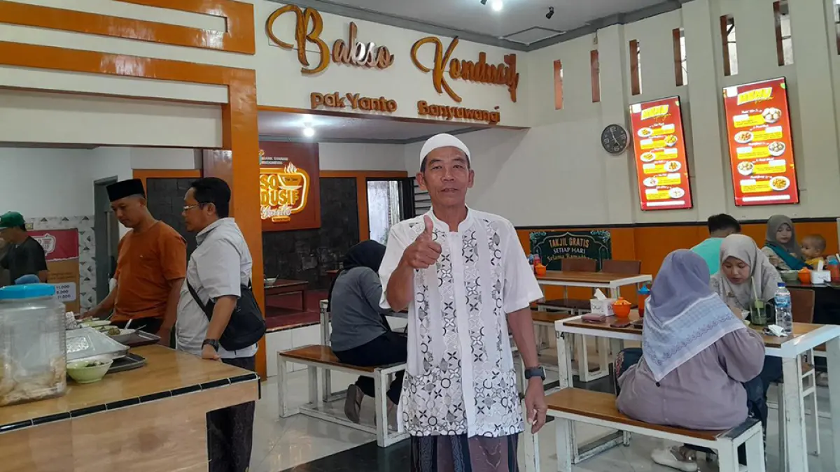Bakso Kondusif Pak Yanto di Banyuwangi makin legendaris. Berawal dari gerobak sejak 1987, kini jadi kedai favorit dengan pentol kasar jumbo. (Fredy Rizki/Radar Banyuwangi)