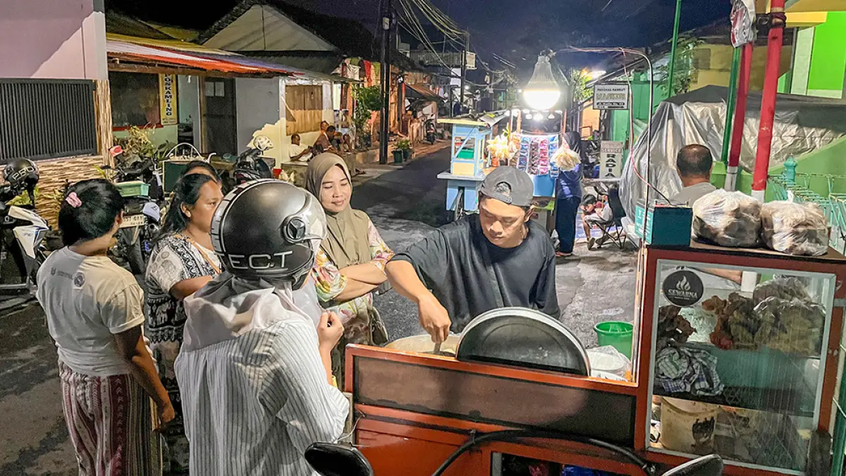 Bakso Malam Pak Aris di Jalan Kalilo, Pengantigan, Banyuwangi, buka pukul 22.00 hingga pukul 01.30. (Ramada Kusuma/Radar Banyuwangi)