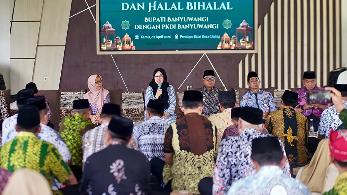 Bupati Ipuk didampingi Wabup Mujiono menghadiri halalbihalal dengan para kepala desa se-Banyuwangi di Kantor Desa Gladag, Kecamatan Rogojampi, Kamis (2/4). (Dini for Radar Banyuwangi)
