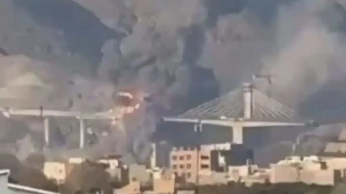 Gambar amatir saat ledakan jembatan Kharaj Iran yang dihancurkan AS. (Tangkapan Layar)