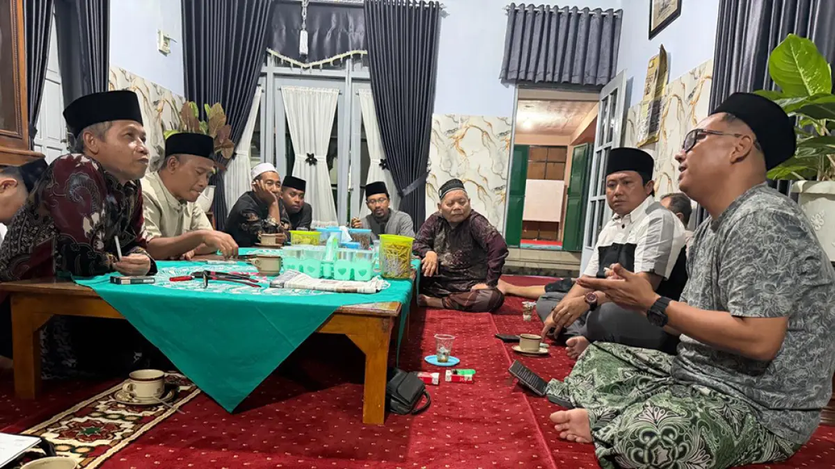 GERAK CEPAT: Jajaran Syuriyah, Tanfidziyah, dan Katib PCNU Banyuwangi menggelar rapat persiapan pelantikan di Ponpes Minhajut Thullab, Desa Sumberberas, Muncar Kamis (3/4) pukul 23.00. (Syaifuddin Mahmud/Radar Banyuwangi)