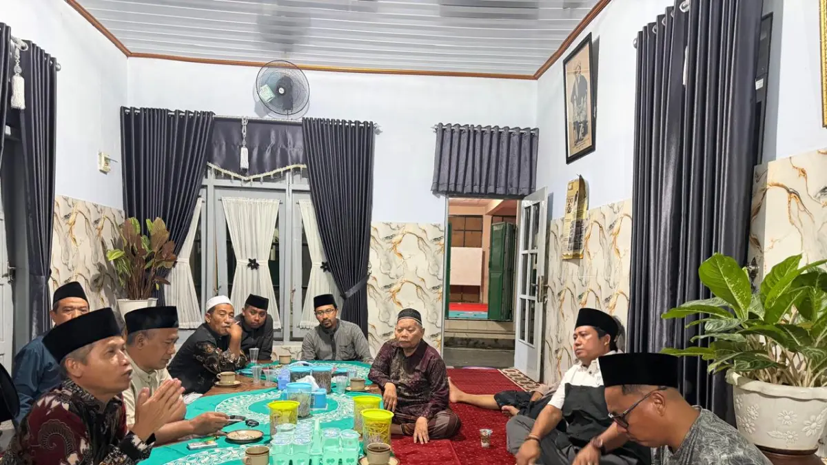Jajaran Syuriyah, Tanfidziyah, dan Katib PCNU Banyuwangi menggelar rapat persiapan pelantikan di Ponpes Minhajut Thullab, Desa Sumberberas, Muncar Kamis (3/4/2026) pukul 23.00 WIB. (Syaifuddin Mahmud/Radar Banyuwangi)