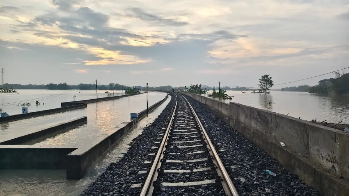 KAI Daop 4 Semarang terapkan satu jalur di lintas Karangjati-Gubug akibat genangan 25 cm. (KAI)