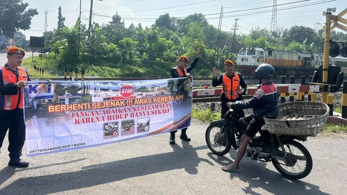 KAI Daop 7 Madiun terus menggencarkan sosialisasi keselamatan di perlintasan sebidang pasca Lebaran 2026. (Antara)