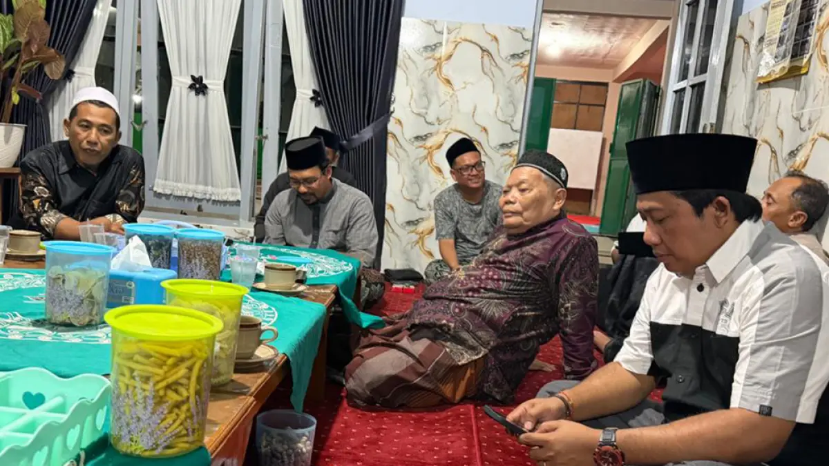 Ketua panitia pelantikan PCNU Banyuwnagi H Junaedi dan KH Fahrudin Manan membahas persiapan pelantikan. (Syaifuddin Mahmud/Radar Banyuwangi)