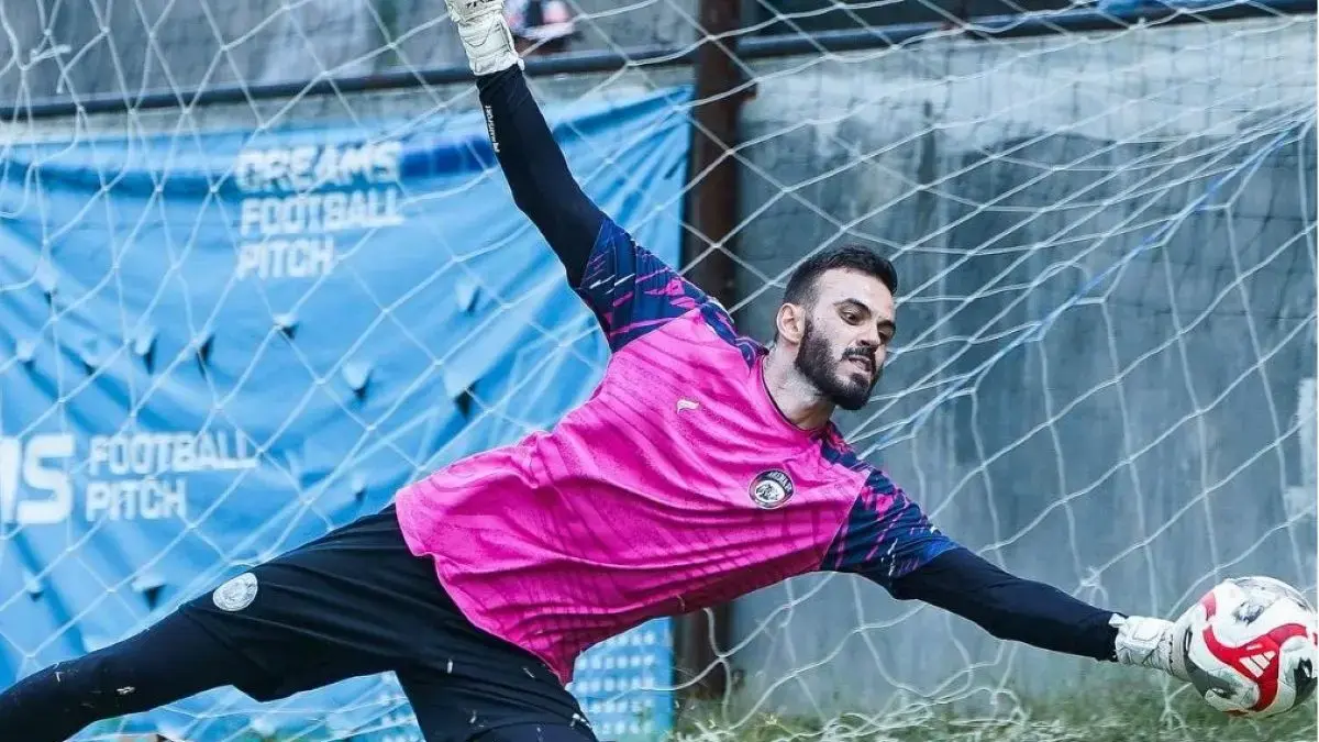Kiper Arema FC berusaha mengamankan bola dalam laga krusial di Stadion Kanjuruhan Malang. (Arema FC)