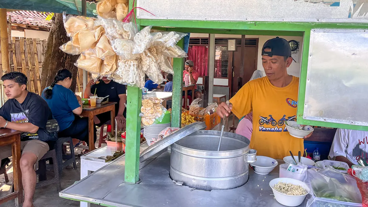Kisah Abdul Latif penjual bakso Banyuwangi yang berjuang sejak 1998. Kini omzet tembus Rp 2,5 juta per hari dan sukses sekolahkan anak. (Ramada Kusuma/Radar Banyuwangi)