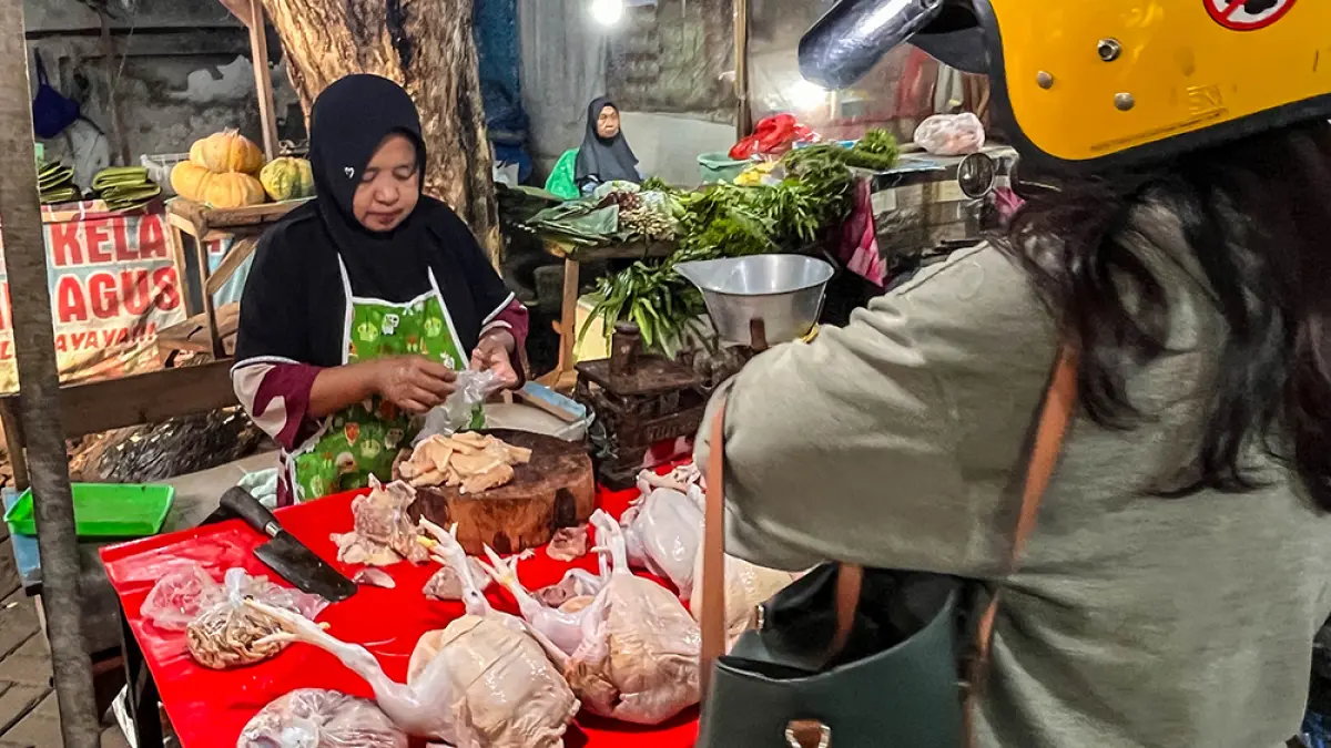 PICU INFLASI: Pedagang dan pembeli melakukan transaksi jual beli daging ayam di Pasar Banyuwangi pada awal Maret lalu. (Ramada Kusuma/Radar Banyuwangi)