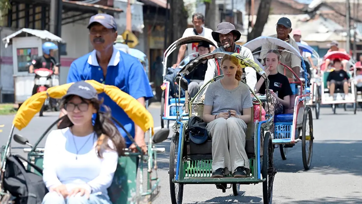 Sebanyak 25 pelajar Australia keliling Kota Banyuwangi naik becak, belajar budaya, mengunjungi situs bersejarah, hingga mencoba membatik. (Ramada Kusuma/Radar Banyuwangi)