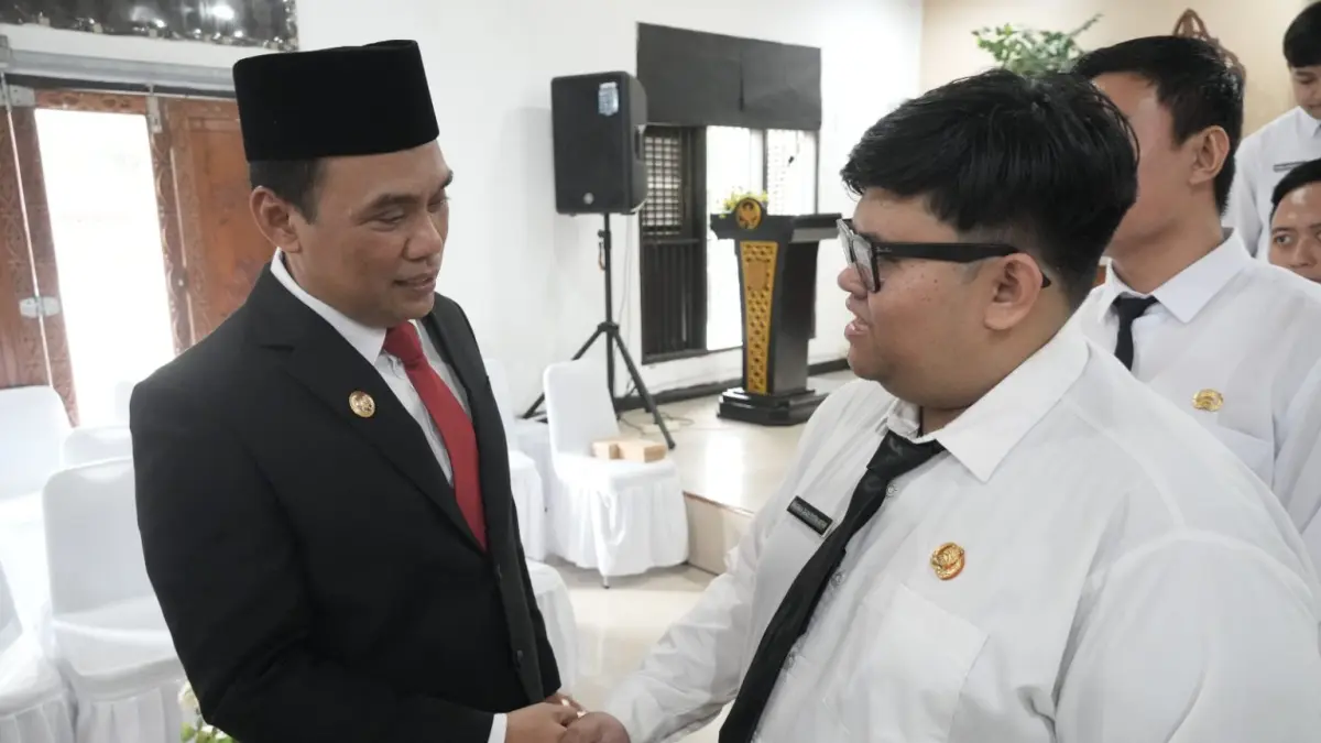 Wakil Wali Kota Palangka Raya, Achmad Zaini (kiri) menyalami Calon Pegawai Negeri Sipil (CPNS) yang menerima Surat Keputusan (SK) pengangkatan di aula rumah jabatan Wali Kota Palangka Raya, Rabu (2/4/2026). (MC Kota Palangka Raya/Gusti/nd)