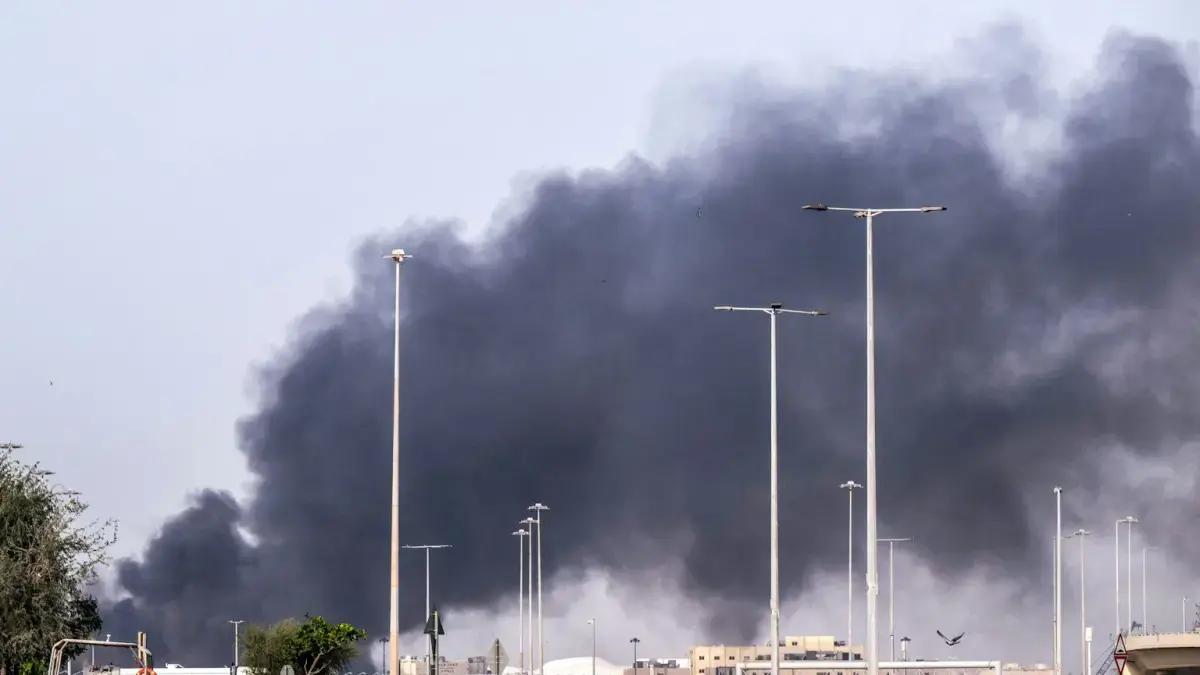 Asap membubung di Abu Dhabi pada 1 Maret 2026 setelah serangan drone Iran di sekitar kota, termasuk pusat data (The Conversation)