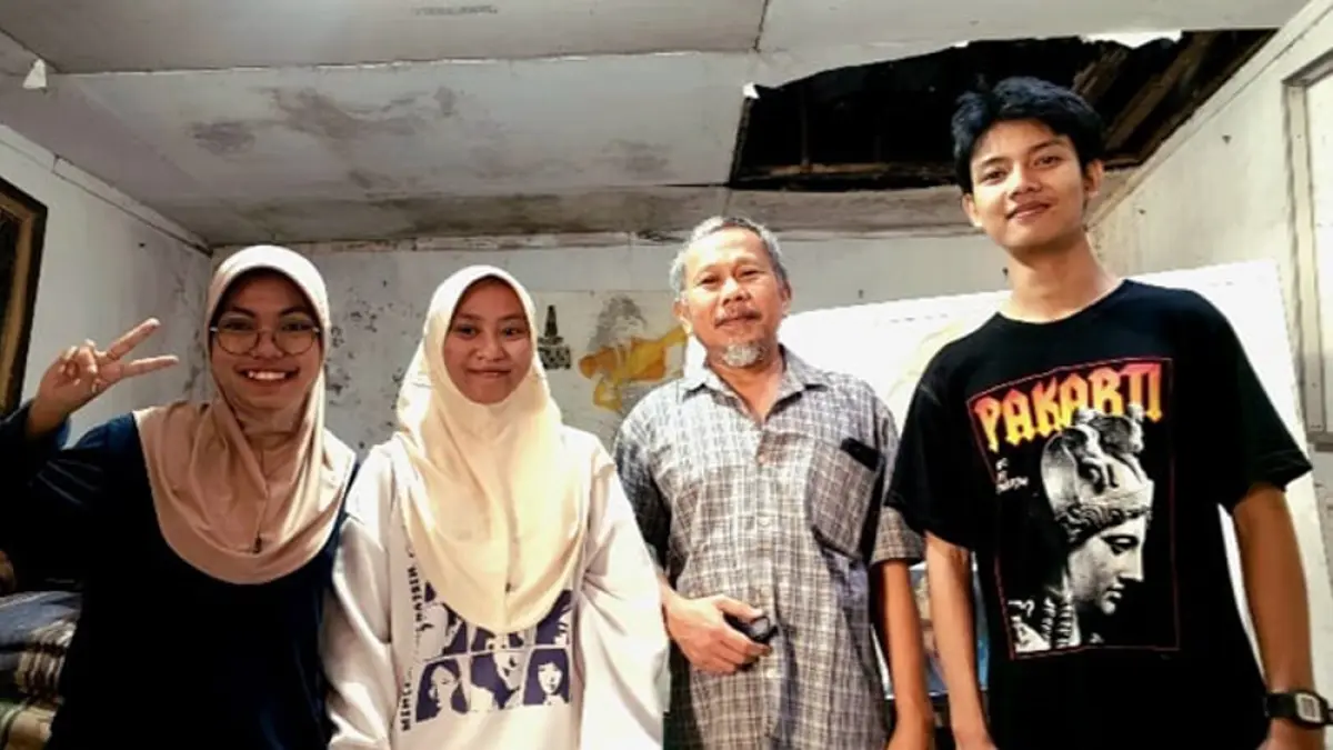 BERBAGI ILMU: Hari Sucipto bersama anak didiknya yang sukses menembus perguruan tinggi favorit. Para mahasiswa tersebut berguru melukis dari pria yang tinggal di Desa Genteng Kulon. (Hari Sucipto for Radar Banyuwangi)