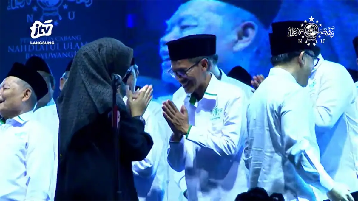 Bupati Ipuk Fiestiandani memberi ucapan selamat kepada Pengurus Cabang NU Banyuwangi usai pelantikan, Sabtu (4/4/2026). (Tangkapan Layar JTV Banyuwangi)
