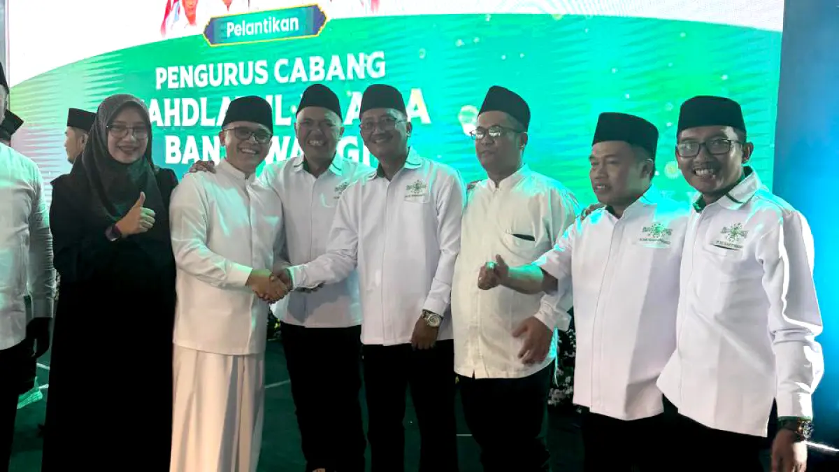 FOTO BERSAMA: Bupati Ipuk Fiestiandani dan Eks Menpan RB Azwar Anas menyalami Wakil Ketua PCNU Banyuwangi Agus Baihaki. (Dok. Syaifuddin Mahmud)