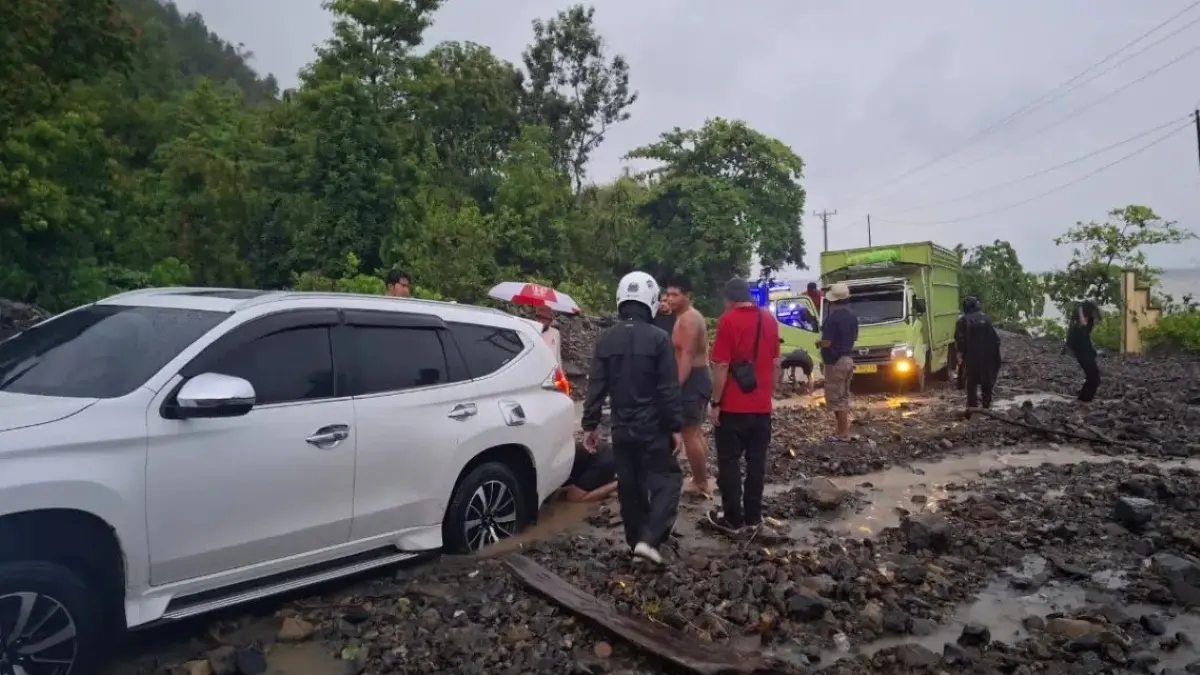 Hujan lebat di Tojo Una-una picu banjir dan longsor yang merendam jalur trans Sulawesi. (Radar Palu)