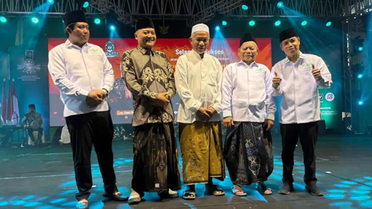 KOMPAK: Gus Makki berfoto bersama dengan Ketua Tanfidziyah PCNU Banyuwangi Ahmad Turmudi, bendahara Junaedi, Rais Syuriyah KH  Fachruddin Mannan, dan KH  Zainullah Marwan. (Dedy Jumhardiyanto for Radar Banyuwangi)