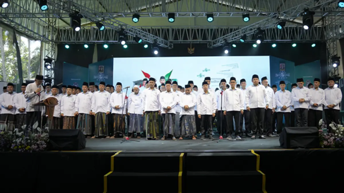 BERLANGSUNG KHIDMAT: Jajaran Pengurus Cabang Nahdlatul Ulama (PCNU) Banyuwangi menjalani pelantikan di GOR Ponpes Minhajut Thullab, Desa Sumberberas, Kecamatan Muncar kemarin (4/4). Surat Keputusan (SK) pengurus dibacakan oleh KH Muh Balya Firjaun Barlaman dari PWNU Jatim. (Zamrozi Wahyu/Radar Banyuwangi)
