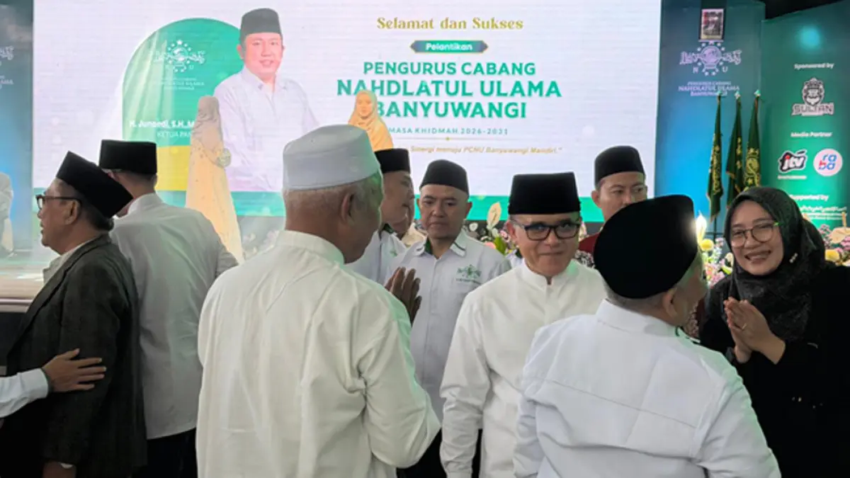 TAKDIM: Bupati Ipuk didampingi suaminya Abdullah Azwar Anas berbincang dengan Rais Syuriah PCNU KH Fakhruddin Mannan dan KH Zainullah Marwan usai pelantikan. (Syaifuddin/Radar Banyuwangi)
