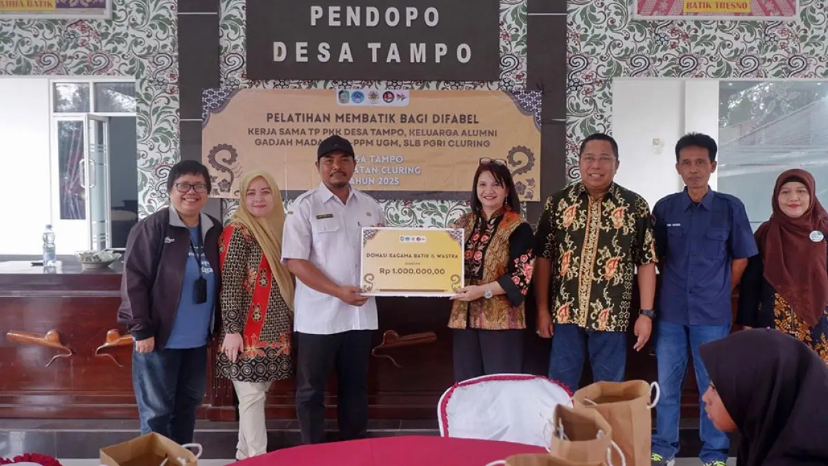 BUDAYA: Kepala Desa (Kades) Tampo Dr Hasim Ashari MSI saat kegiatan pelatihan batik bagi difabel 2025 lalu. (Hasim for Radar Banyuwangi)