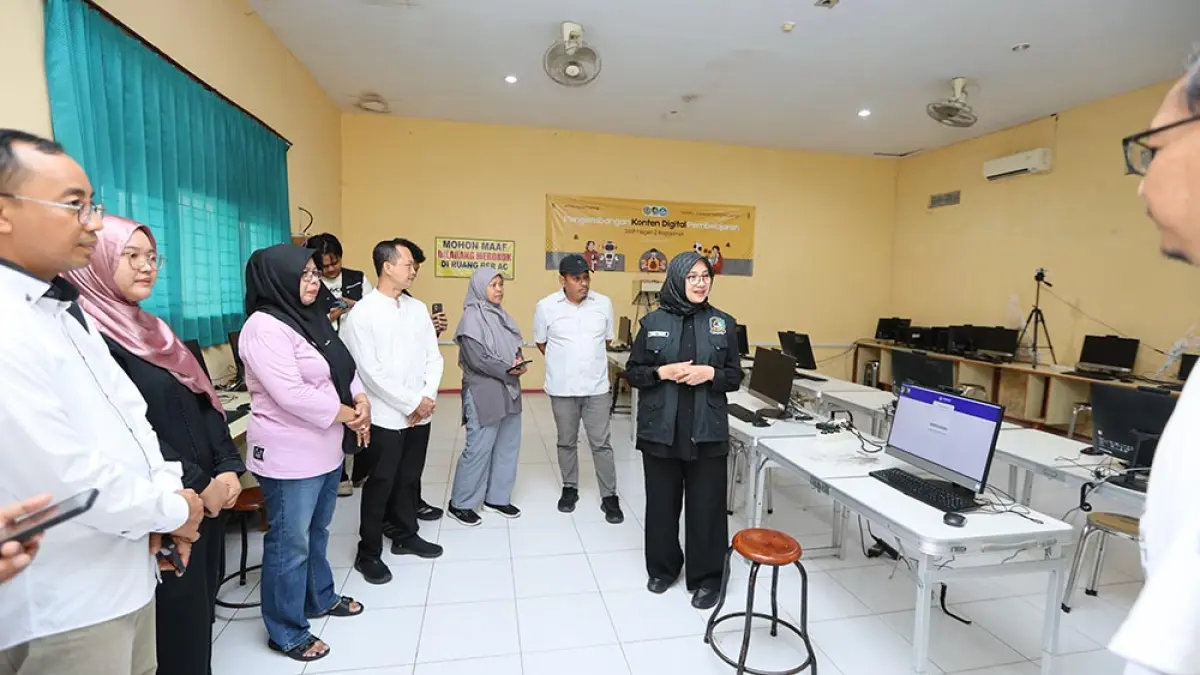 Bupati Ipuk Fiestiandani mengecek kesiapan sarana dan prasarana TKA SMPN 2 Rogojampi, Minggu (5/4). Peninjauan juga digelar di SMPN 1 Kabat. (Dini for Radar Banyuwangi)