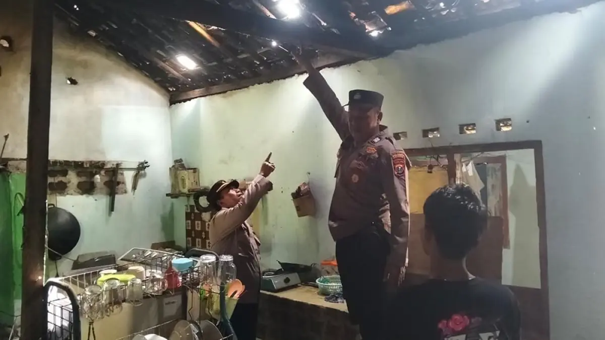 OLAH TKP: Petugas gabungan Kecamatan Gambiran sedang melakukan pemeriksaan di rumah lansia yang ditemukan meninggal dunia di dapur, Minggu (5/4). (Suyanto for Radar Banyuwangi)