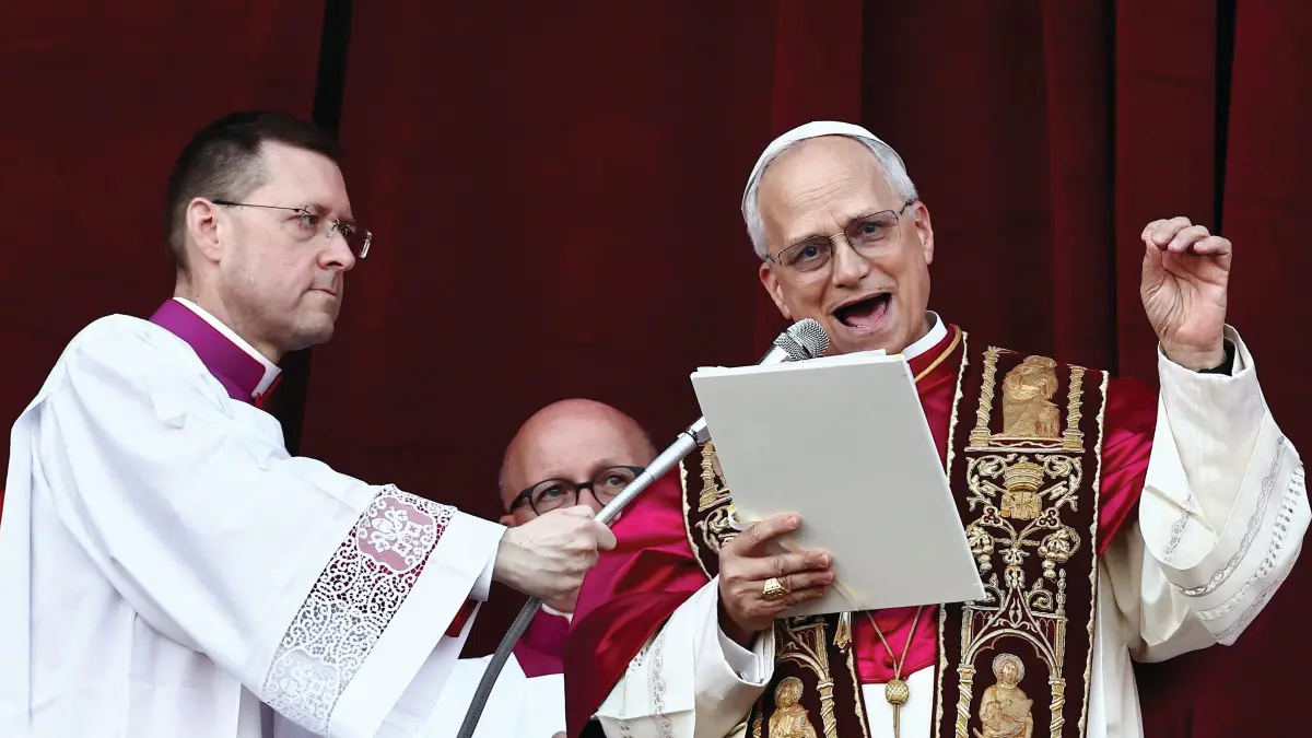 Paus Leo XIV menyapa umat dari balkon Basilika Santo Petrus, Vatikan, beberapa waktu lalu. (Dok. Reuters/Yara Nardi via OSV News)