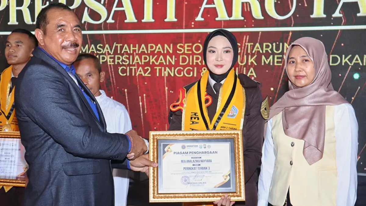 PRESTASI: Plt. Kepala Smadatara, I Ketut Renen menyerahkan penghargaan kepada salah satu siswa berprestasi saat Prespati Arutala Taruna Bhayangkara 2026, Sabtu (4/4). (Salis Ali/Radar Banyuwangi)