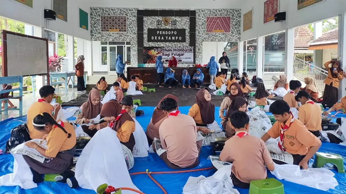 REGENERASI: Siswa SD di Desa Tampo mengikuti pelatihan membatik yang digelar Pemerintah Desa Tampo. (Hasim for Radar Banyuwangi)
