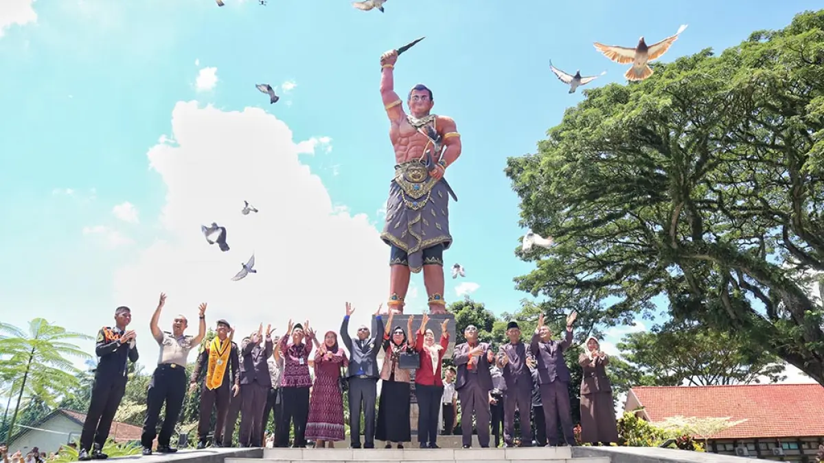 SIMBOLIS: Plt. Kepala Smadatara, I Ketut Renen, bersama jajaran komite, pengasuh melepas burung merpati secara simbolis setelah Prespati Arutala Taruna Bhayangkara 2026, Sabtu (4/4). (Salis Ali/Radar Banyuwangi)