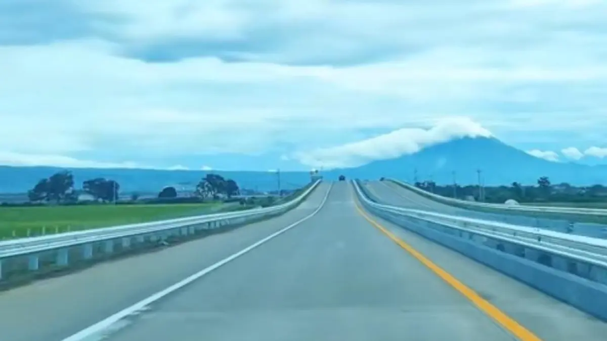 Tol Prosiwangi di Situbondo disebut jadi jalan tol terindah di Jawa. Panorama laut, bukit, dan tikungan PLTU jadi best view favorit. (Radar Situbondo)