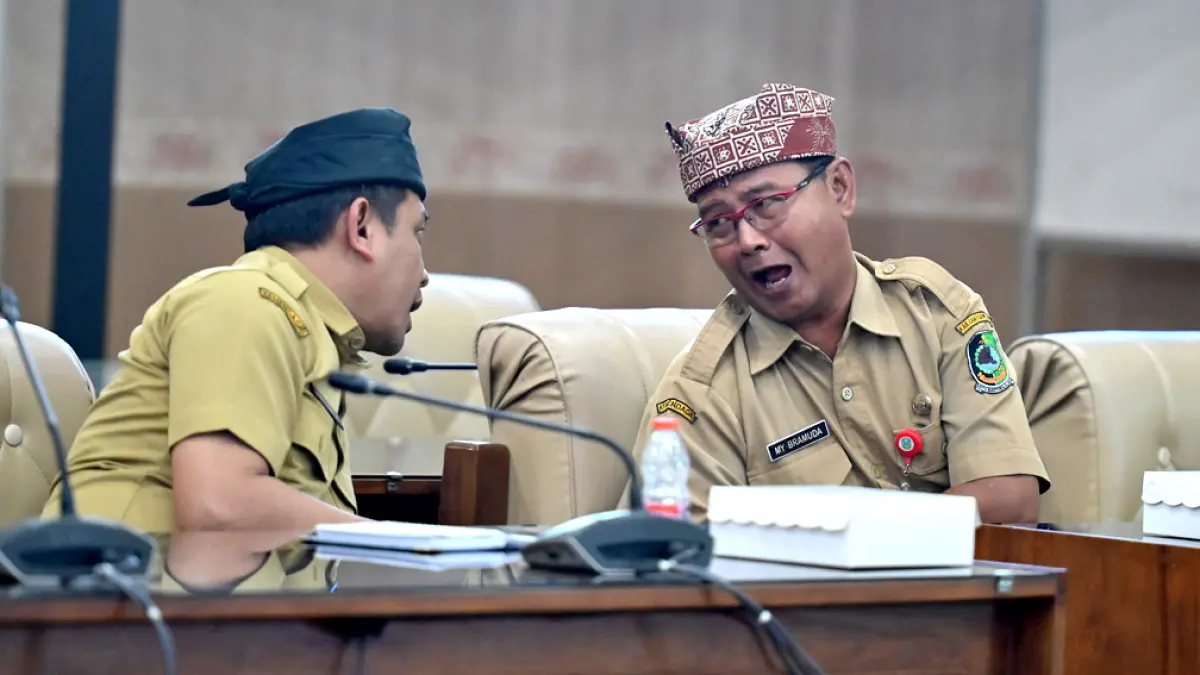 BAHAS SE: Asisten Pemerintahan dan Kesejahteraan Rakyat M Yanuarto Bramuda dan Kadis PUCKPP Cahyanto Hendri Wahyudi hadir dalam hearing di DPRD Banyuwangi, Senin (6/4). (Ramada Kusuma/Radar Banyuwangi)