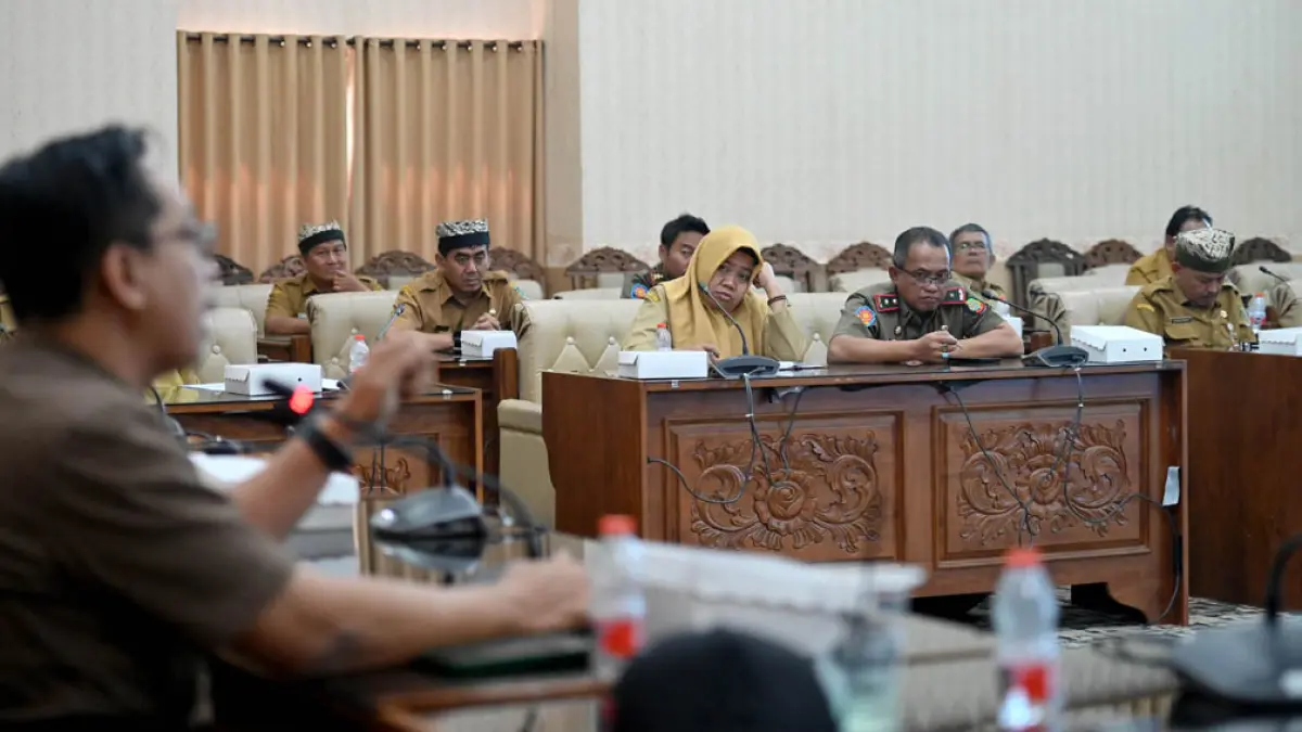 CARI JALAN TENGAH: Rapat dengar pendapat yang membahas Surat Edaran Nomor 000.8.3/442/429.107/2026 tentang penegasan jam operasional toko modern, Senin (6/4) dihadiri pejabat Pemkab, pelaku usaha, dan DPRD. (Ramada Kusuma/Radar Banyuwangi)