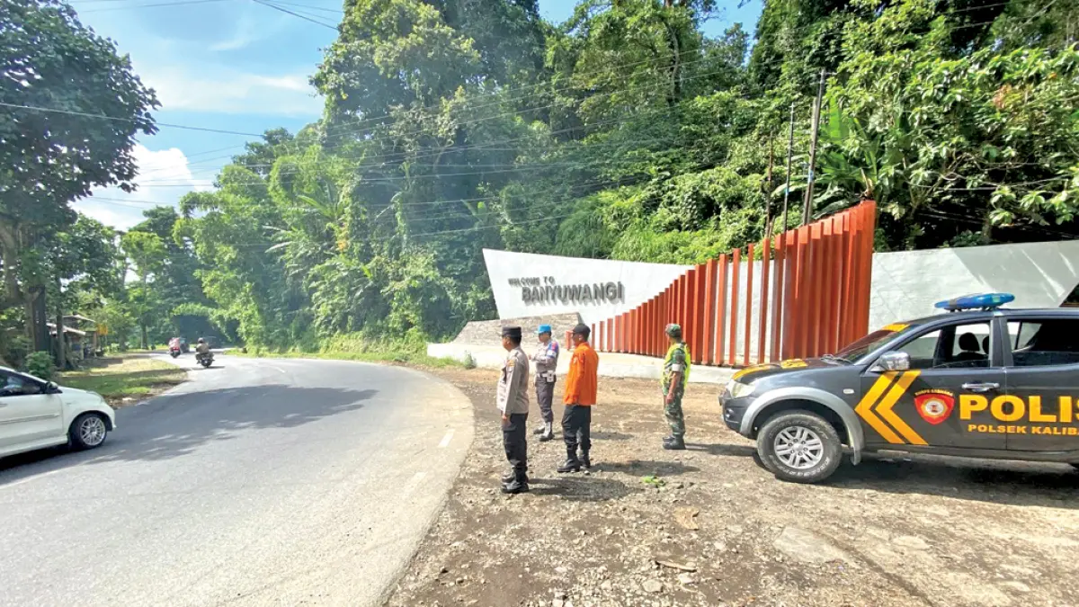 GERBANG BANYUWANGI: Anggota Polsek Kalibaru melakukan patroli di jalan raya kawasan Gunung Gumitir, tepatnya di Dusun Barurejo, Desa Kalibaru Manis, Kecamatan Kalibaru, Senin (6/4). (Salis Ali/Radar Banyuwangi)