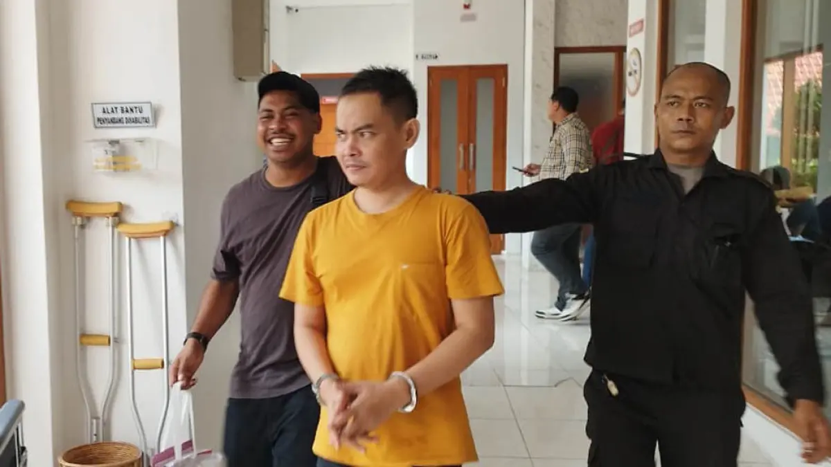 HILANGKAN NYAWA ISTRI: Dalam sidang dengan agenda pembacaan tuntutan di PN Banyuwangi Senin (6/4), terdakwa Ghandi Dibya Frandana dituntut hukuman 15 tahun penjara. (Dok. Radar Banyuwangi)