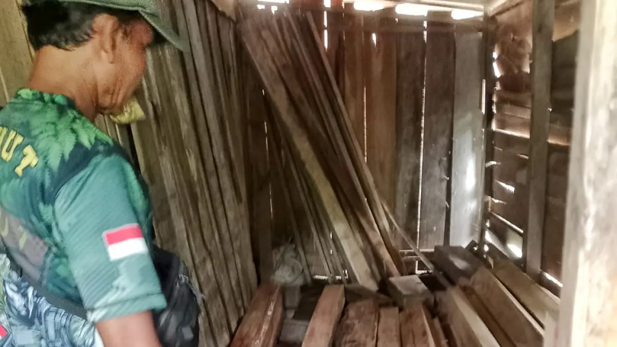 ILEGAL: Petugas gabungan dari Polhutmob Perhutani KPH Banyuwangi Selatan dan Polsek Siliragung mendatangi gudang penyimpanan kayu ilegal di Dusun Pacemengan, Desa Buluagung, Kecamatan Siliragung, Minggu (5/4). (Edi for Radar Banyuwangi)