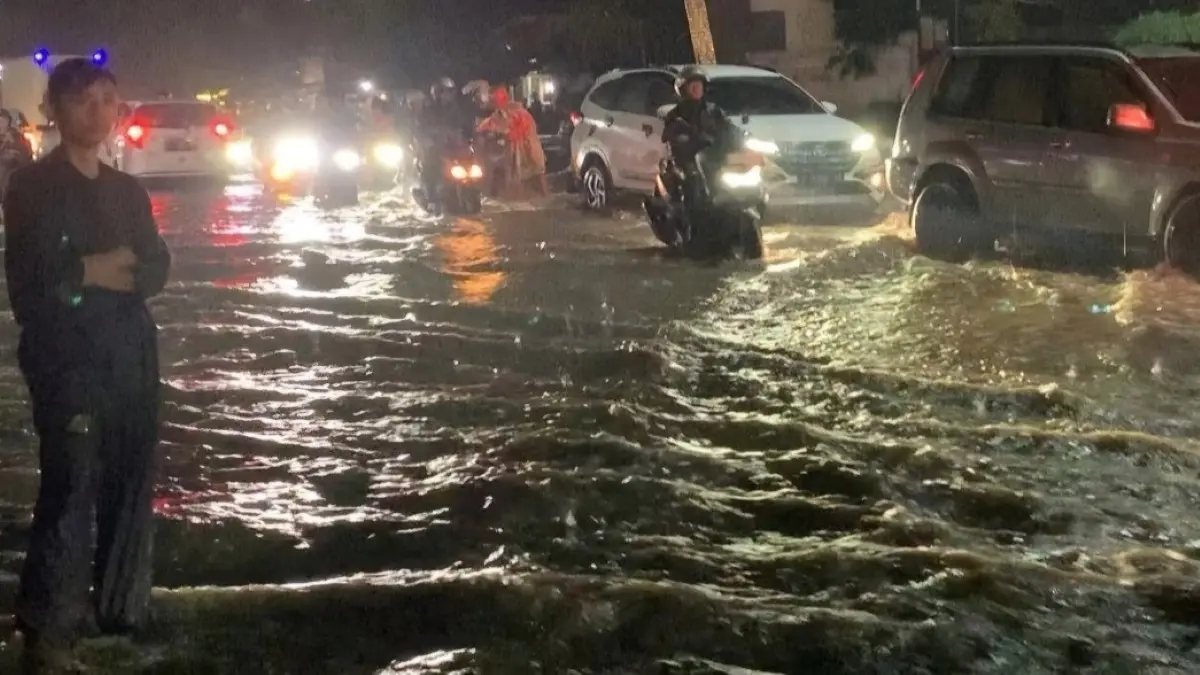 Ilustrasi: BPBD Cianjur mencatat dampak banjir dan longsor di Kecamatan Cilaku, Cibeber, hingga Gekbrong akibat hujan deras Minggu malam. (JawaPos.com)
