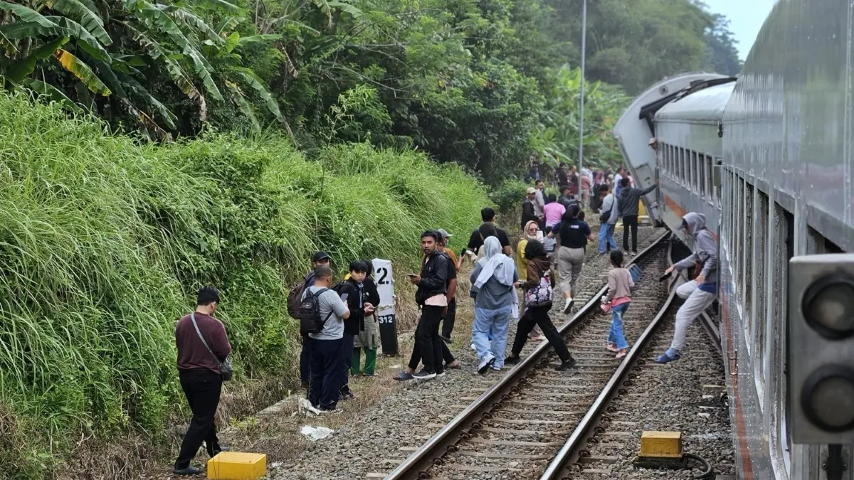 KA Bangunkarta relasi Jombang-Pasarsenen anjlok di Emplasemen Bumiayu pada Senin (6/4/2026). (X/@@oysteinvolcano)