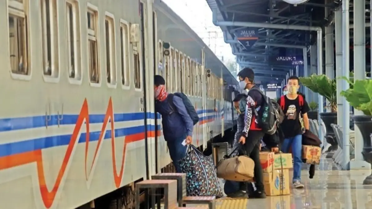 KAI Daop 1 Jakarta mencatat 44.191 penumpang tiba di Jakarta pada Minggu (5/4/2026). (JawaPos.com)