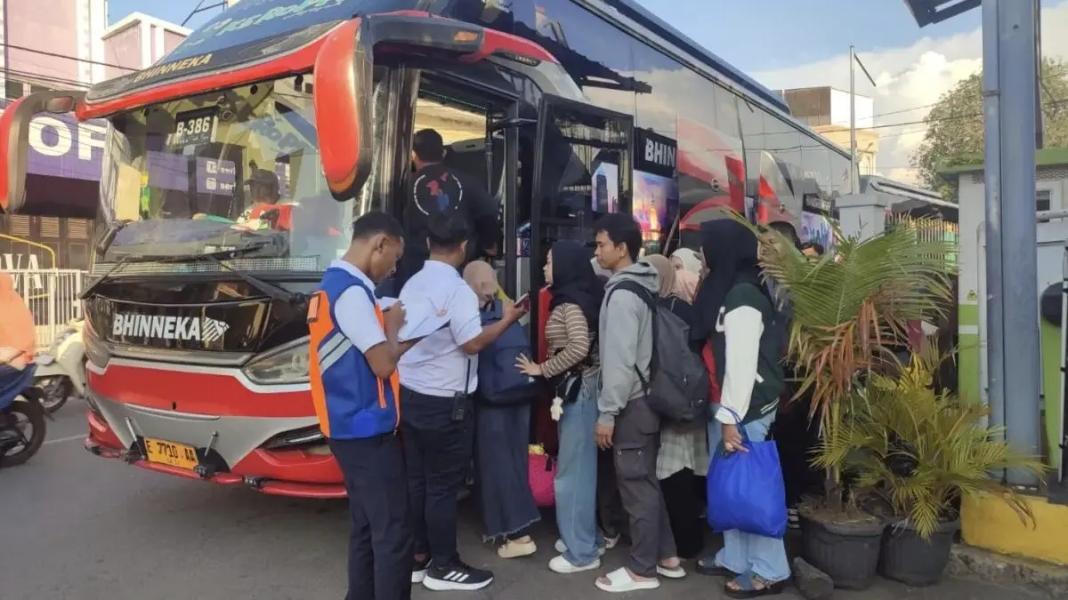 KAI Daop 3 Cirebon mengalihkan rute, menyediakan bus, dan membatalkan sejumlah perjalanan usai KA Bangunkarta anjlok di Bumiayu. (Antara)