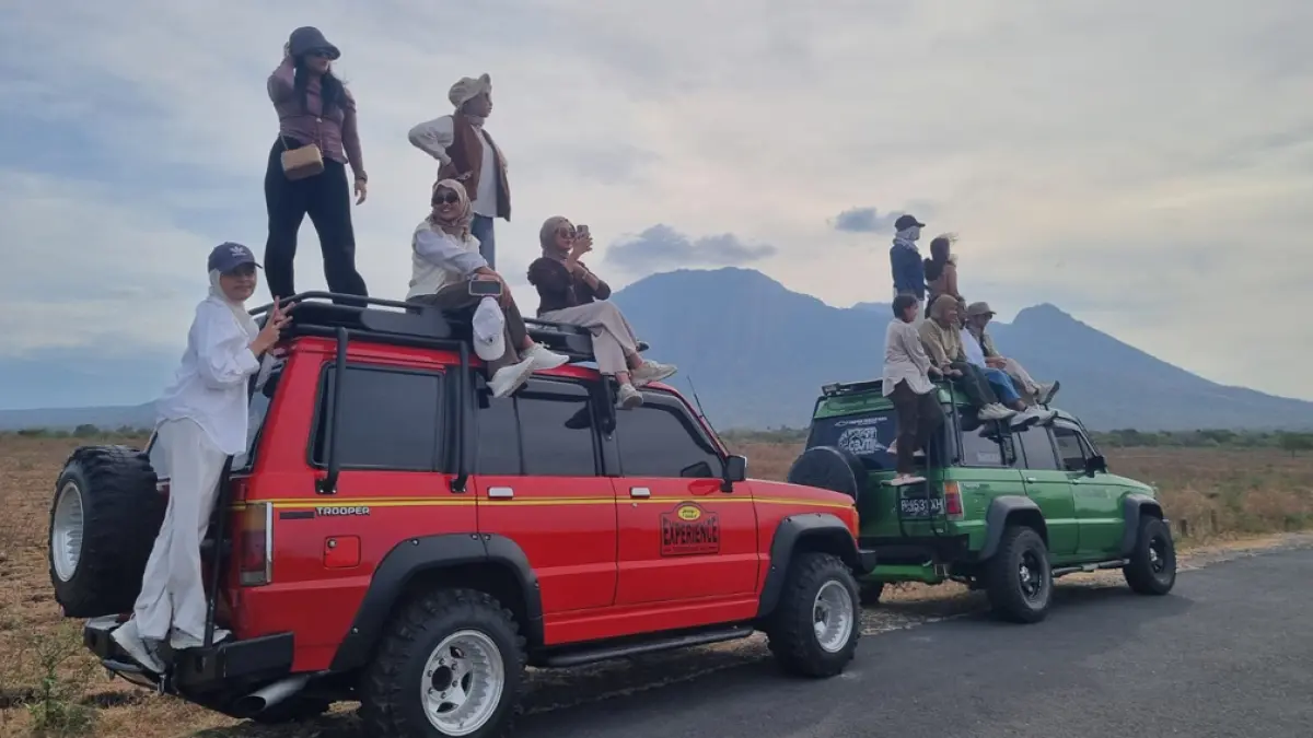 KEREK PEREKONOMIAN: Wisatawan berkunjung ke destinasi wisata memanfaatkan layanan jasa transportasi mobil trooper. (Dok. Radar Banyuwangi)