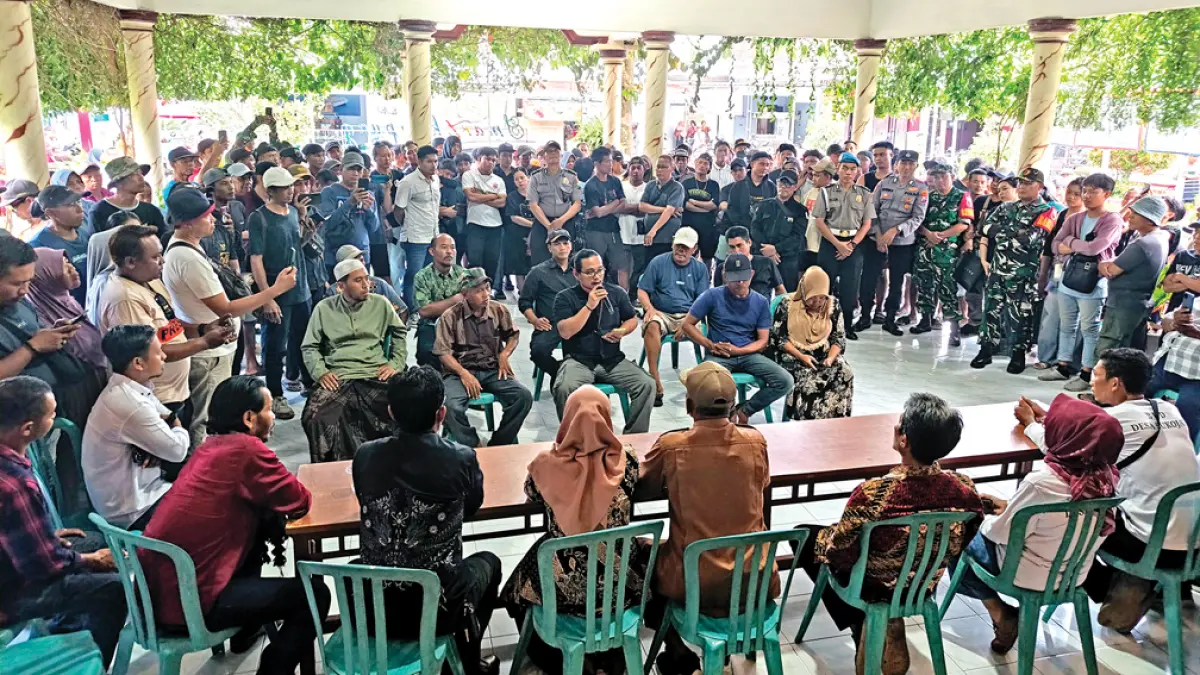 MEMANAS: Warga Sukojati ramai-ramai mendatangi kantor desa setempat, Senin (6/4). Mereka datang untuk meminta klarifikasi kepada kades Untung Suripno yang telah membuat warga gaduh. (Zamrozi Wahyu/Radar Banyuwangi)