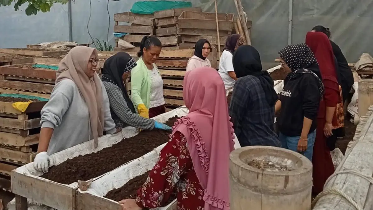 Perempuan Pelaku Usaha Ultra Mikro Naik Kelas, Kisah Onih Suryati Binaan PNM dan BRILink di Bandung Barat. (foto: BRI)