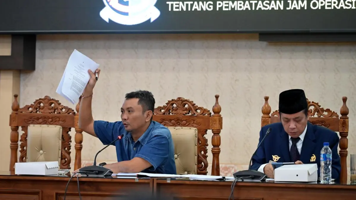 PIMPIN HEARING: Ketua DPRD Made Cahyana Negara didampingi Wakil ketua DPRD Michael Edy Hariyanto minta SE pengaturan jam operasional toko modern dikaji ulang. (Ramada Kusuma/Radar Banyuwangi)