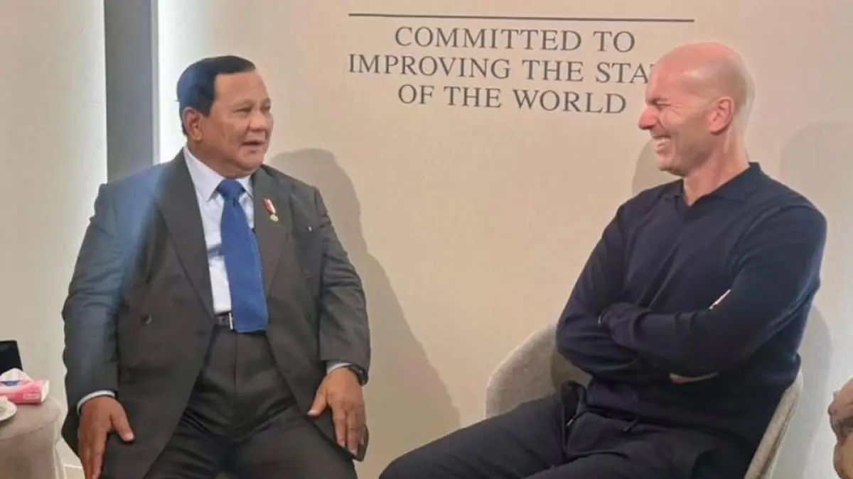 Presiden Prabowo Subianto (kiri) berbincang dengan Zinedine Zidane di Davos, Swiss, beberapa waktu lalu. (ANTARA/Instagram/@sekretariat.kabinet)