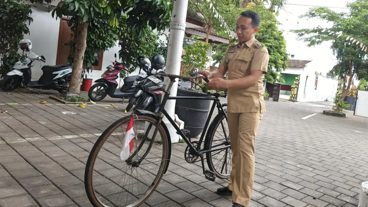 SEPEDA ANTIK: Lurah Penganjuran Yuda Teguh Siswanto naik sepeda onta kesayangannya menuju tempat kerja. (Ksatria Raya/Radar Banyuwangi)