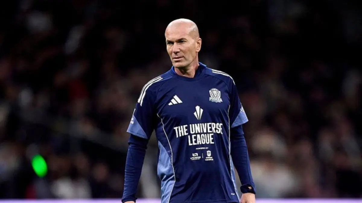 Zinedine Zidane saat melatih Real Madrid. Ia dikabarkan akan menjadi pelatih baru Timnas Prancis usai Piala Dunia 2026. (MetroDaily.JawaPos.com)