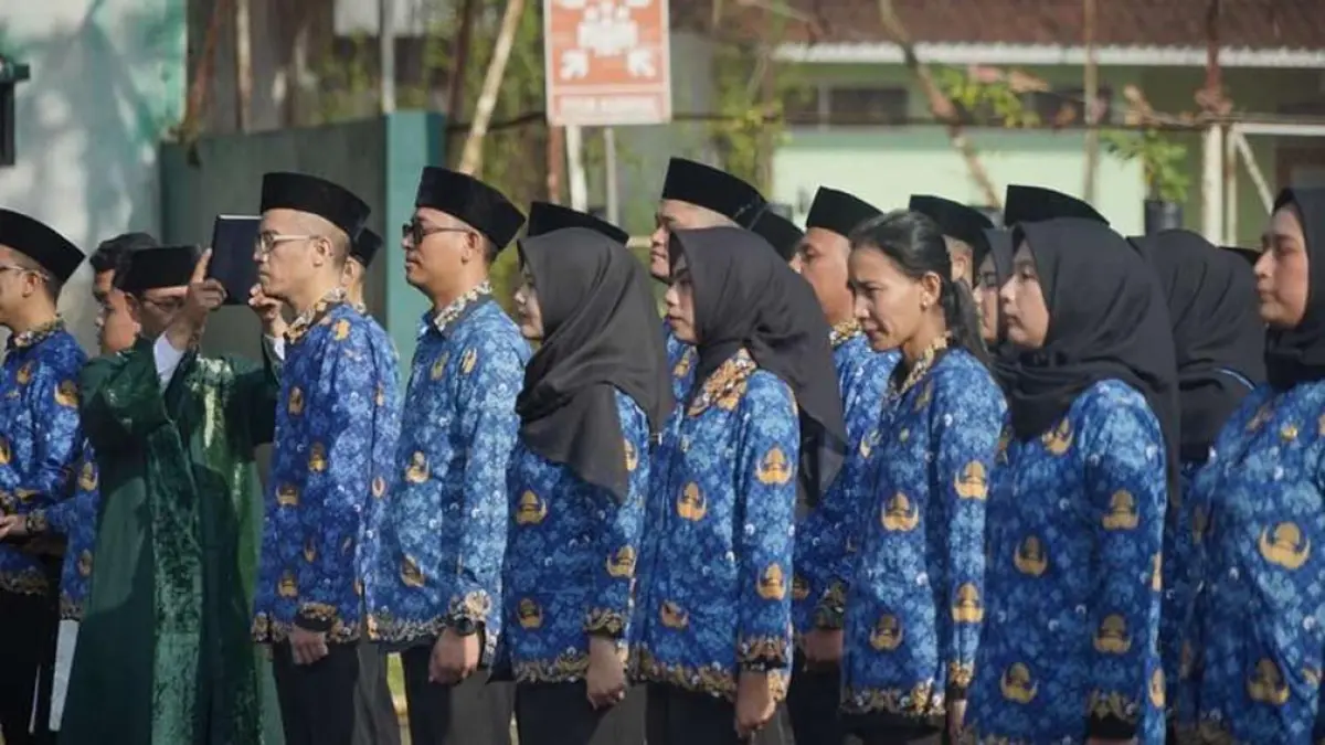 Bupati Garut lantik 150 PNS baru. Abdusy Syakur tekankan integritas, disiplin, dan pelayanan publik demi peningkatan kinerja daerah. (jabarprov.go.id)