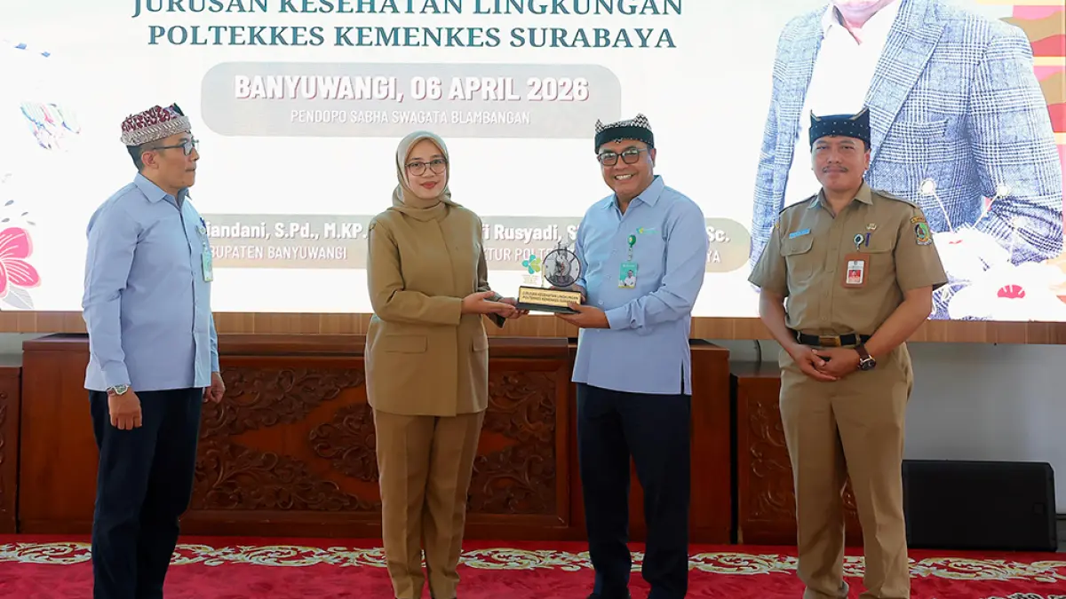 Bupati Ipuk Fiestiandani menerima cinderamata dari Direktur Poltekkes Kemenkes Surabaya Luthfi Rusyadi pada rangkaian prosesi serah terima mahasiswa peserta PKK di pendapa Sabha Swagata Blambangan Senin (6/4). (Dini for Radar Banyuwangi)